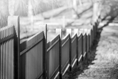 Tepe üzerinde metal çit