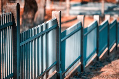 Tepe üzerinde metal çit