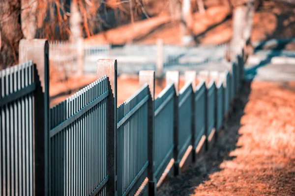 丘の上の金属のフェンス — ストック写真