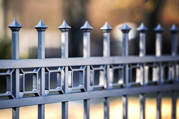 Новий металевий паркан — стокове фото