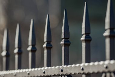 Yeni metal çit