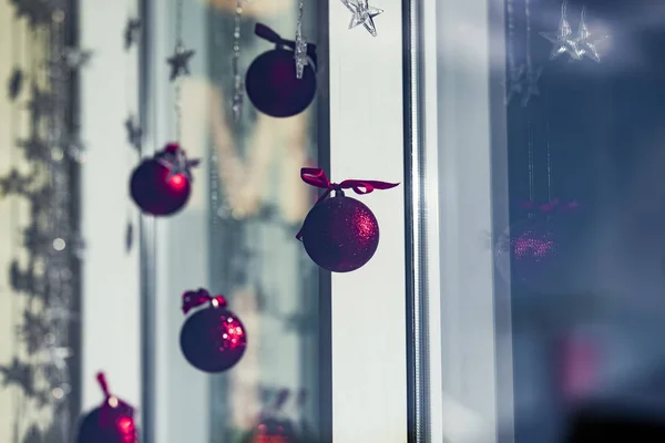 Bolas de Navidad rojas en la ventana —  Fotos de Stock