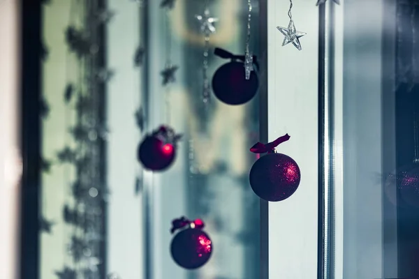 Palle di Natale rosso nella finestra — Foto Stock