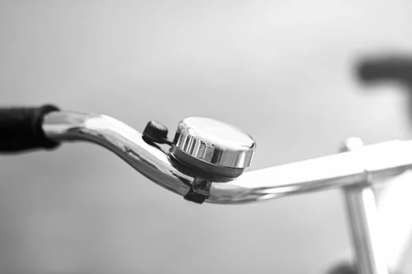 Fahrrad im Retro-Stil mit Chromdetails — Stockfoto