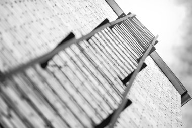 Yangın, Metal, paslı merdivenler