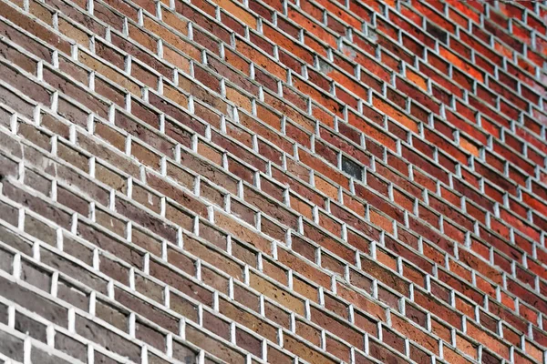 Ordentlich gemauerte Mauer aus alten Ziegeln — Stockfoto