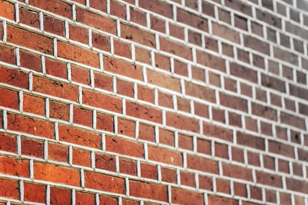 Ordentlich gemauerte Mauer aus alten Ziegeln — Stockfoto