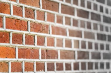 Eski tuğladan yapılma düz bir duvar