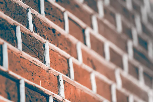 Ordentlich gemauerte Mauer aus alten Ziegeln — Stockfoto