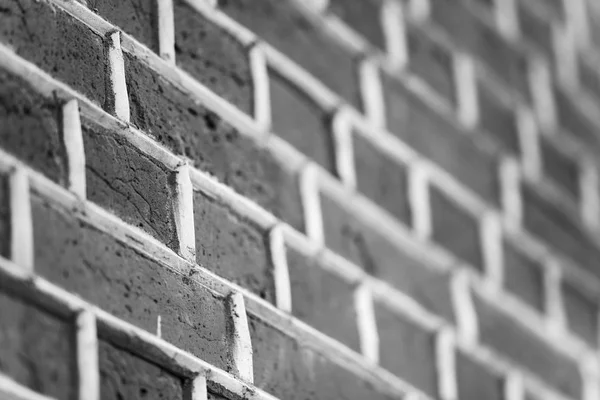 Ordentlich gemauerte Mauer aus alten Ziegeln — Stockfoto