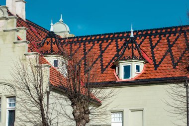 Bir desen ile zarif döşenmiş çatı