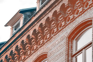 eski kırmızı tuğlalı ev