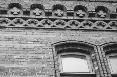 eski kırmızı tuğlalı ev