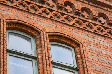 eski kırmızı tuğlalı ev