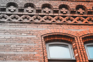 eski kırmızı tuğlalı ev