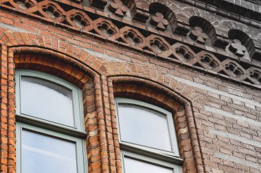 eski kırmızı tuğlalı ev