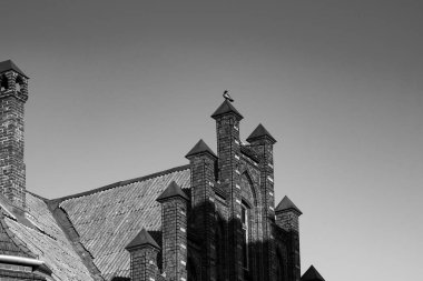 İngiliz gotik revival tarzda eski kırmızı tuğla ev