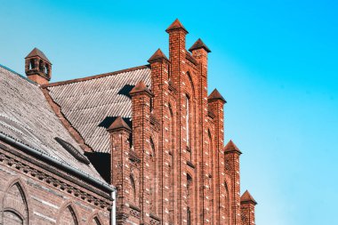 İngiliz gotik revival tarzda eski kırmızı tuğla ev