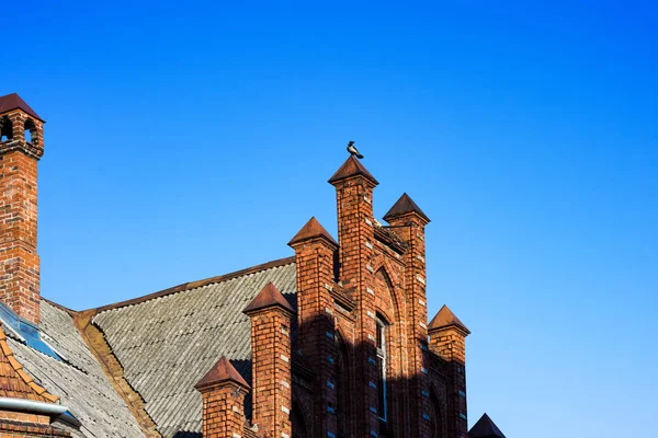 İngiliz gotik revival tarzda eski kırmızı tuğla ev
