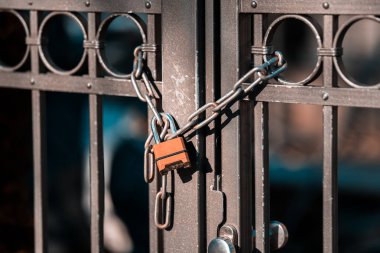 Kapı kilidi ile zincir için