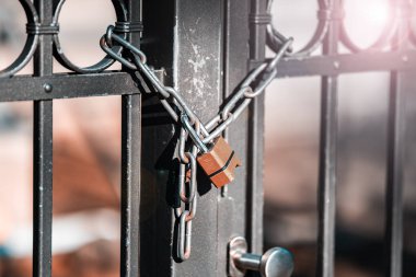 Kapı kilidi ile zincir için