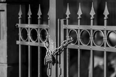 Kapı kilidi ile zincir için