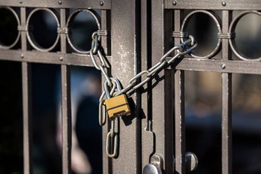 Kapı kilidi ile zincir için