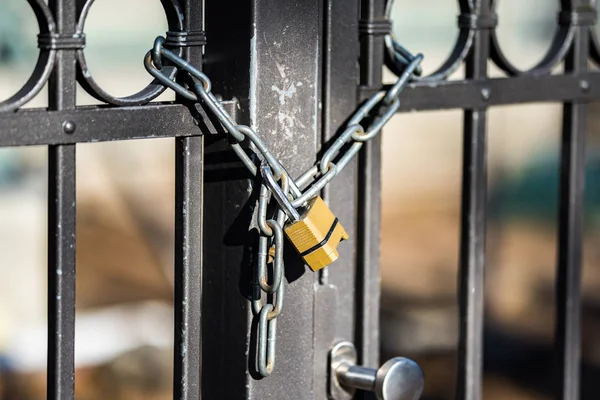 Porta para a fechadura com uma corrente — Fotografia de Stock