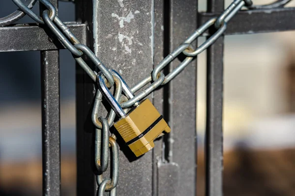 Gate to the lock with a chain — Stock Photo, Image