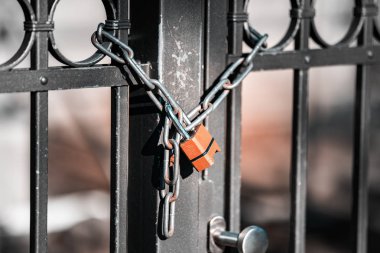 Kapı kilidi ile zincir için