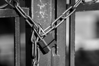 Kapı kilidi ile zincir için