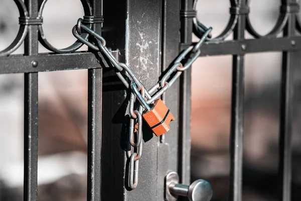 Kapı kilidi ile zincir için