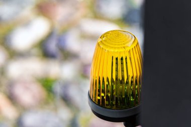 Kapının üzerindeki fener otomatik tehlike uyarısı