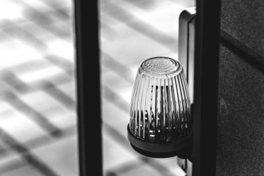 Kapının üzerindeki fener otomatik tehlike uyarısı