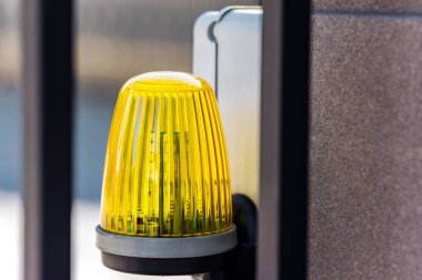 Kapının üzerindeki fener otomatik tehlike uyarısı