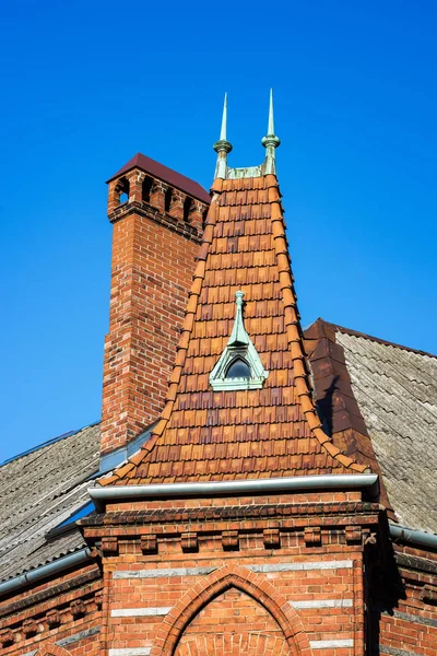 İngiliz gotik revival tarzda eski kırmızı tuğla ev — Stok fotoğraf