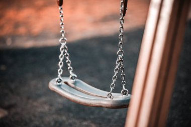 Çocuk zinciri parkta salıncakta