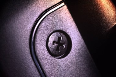 Siyah cıvata kap çapraz