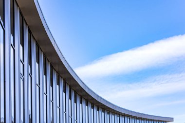 Kavisli bir büyük cam bina