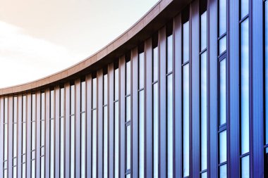 Kavisli bir büyük cam bina