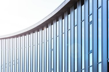 Kavisli bir büyük cam bina