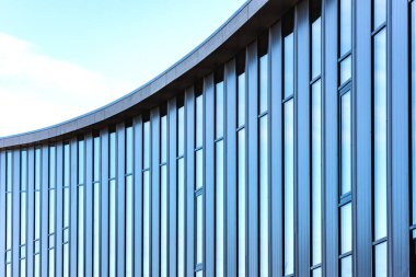 Kavisli bir büyük cam bina