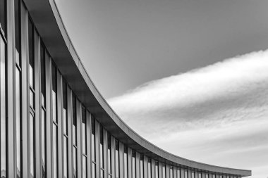 Kavisli bir büyük cam bina