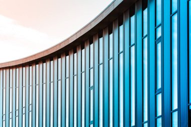 Kavisli bir büyük cam bina