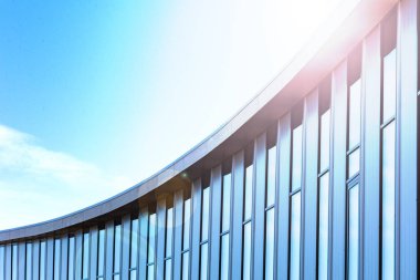 Kavisli bir büyük cam bina