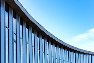 Kavisli bir büyük cam bina