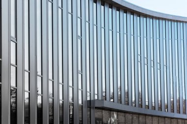 Kavisli bir büyük cam bina