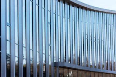 Kavisli bir büyük cam bina