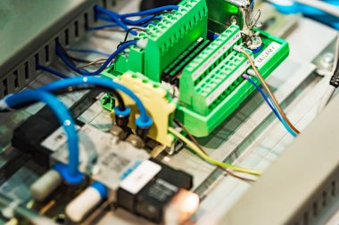 Elektrikli aletler ve teller ile paneller