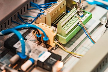 Elektrikli aletler ve teller ile paneller